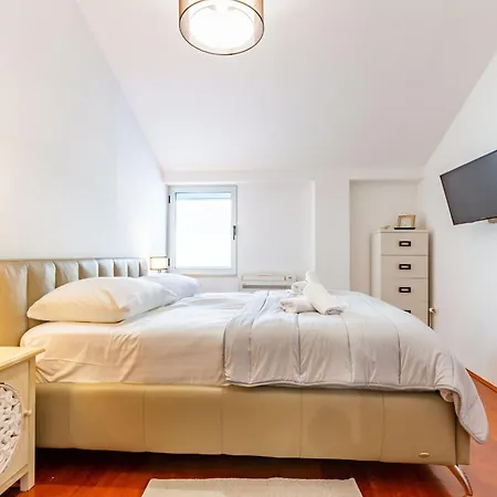 Delfina One Bedroom Apartment