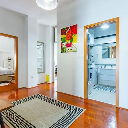 Delfina One Bedroom Apartment *