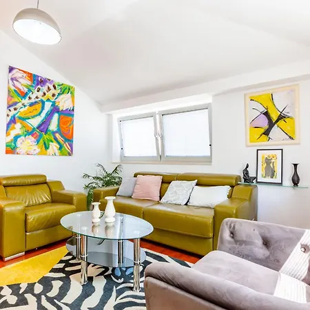 Delfina One Bedroom Apartment *